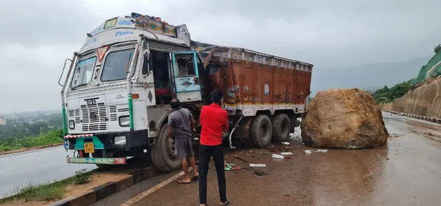 ଜୁଡ଼ିଆଘାଟିରେ ବିରାଟ ପଥର ଖସିଲା, ଟ୍ରକ୍‌ ଭାଙ୍ଗିଲା