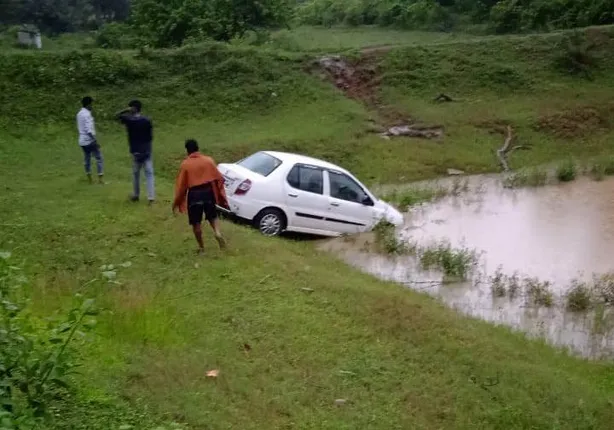 ହରଭଙ୍ଗା: ବାଙ୍କ ସାହି ରତ୍ନପୁର ନିକଟରେ ପୋଖରୀକୁ ପଶିଲା କାର।