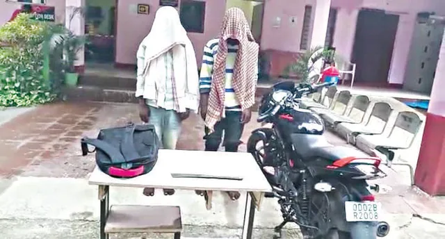 ଛିନ୍‌ତାଇ ମାମଲାରେ ୨ ଗିରଫ, ଚାପଡ଼, କଟୁରି ଓ ଟଙ୍କା ଜବତ