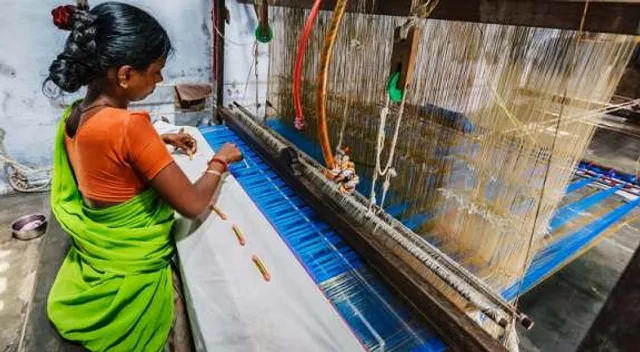 ନିଷ୍ପତ୍ତିରେ ଅଟକିଛି ଶିକ୍ଷୟିତ୍ରୀଙ୍କ ହସ୍ତତନ୍ତ ଶାଢ଼ି ପରିଧାନ!