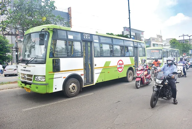 ରାଜଧାନୀରେ ଲୁଟେରାଙ୍କ ନୂଆ ‌ଚାଲ୍: ସିଟି ବସ୍‌ରେ ଟଙ୍କା ଫିଙ୍ଗି ଯାତ୍ରୀଙ୍କୁ ଲୁଟୁଛନ୍ତି, ଗୋଟିଏ ଦିନରେ ଦୁଇ ଜଣଙ୍କଠୁ ୫୦ ହଜାର ଲୁଟିଲେ