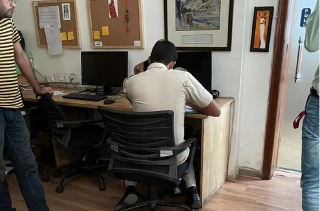 ‘ଦ ଓୟାର’ କାର୍ଯ୍ୟାଳୟରେ ଦିଲ୍ଲୀ ପୁଲିସ