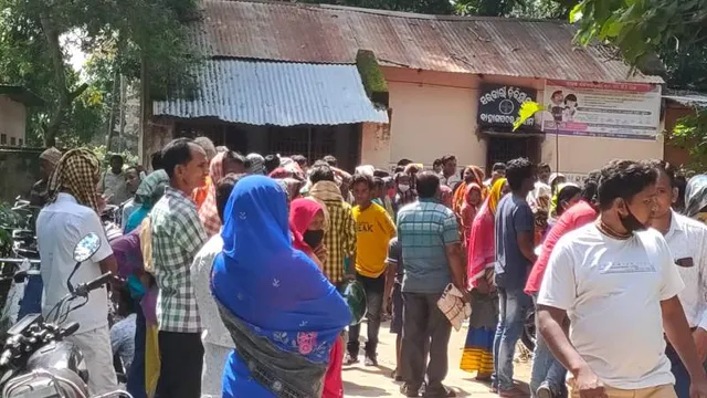 ଟିକା ଆସିଥିଲା ୩୮୦, ଲୋକ ୧ ହଜାର; ପୁଲିସ୍ ପହଞ୍ଚିବା ପରେ ବିଳମ୍ବରେ ଆରମ୍ଭ ହେଲା ଟିକାକରଣ 