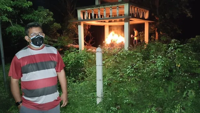 ହଜିଗଲା ମାନବିକତା; କୋଭିଡ୍ ଭୟରେ ଶବ ଛୁଇଁଲେନି ସମ୍ପର୍କୀୟ, ଗ୍ରାମବାସୀ, ବାପାଙ୍କୁ କାନ୍ଧ ଦେଲେ ୩ ଝିଅ 