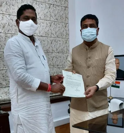 ଚର୍ଚ୍ଚାରେ ନବରଙ୍ଗପୁର ସାଂସଦ ରମେଶ ଚନ୍ଦ୍ର ମାଝି; କେନ୍ଦ୍ର ଶିକ୍ଷା ମନ୍ତ୍ରୀଙ୍କୁ ତିନି ଜିଲ୍ଲାରେ କେନ୍ଦ୍ରୀୟ ବିଦ୍ୟାଳୟ ନିର୍ମାଣ ନେଇ ଦାବି