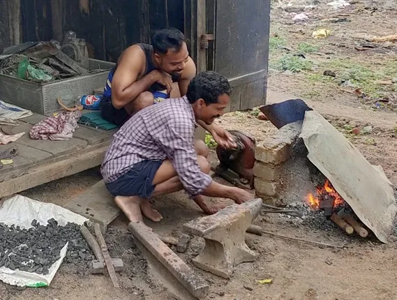 କୌଳିକ ବୃତ୍ତିକୁ କରୋନା ଛାଟ; ବୁଲୁନି କୁମ୍ଭାରର ଚକ, ଶୁଭୁନି କମାରର ହାତୁଡ଼ି ଶବ୍ଦ