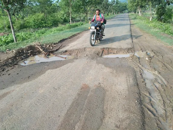 ବଘିଆପଡା-ଆମ୍ବଝିର ରାସ୍ତାରେ ବିରାଟ ଗର୍ତ୍ତ; ବଢୁଛି ଦୁର୍ଘଟଣା