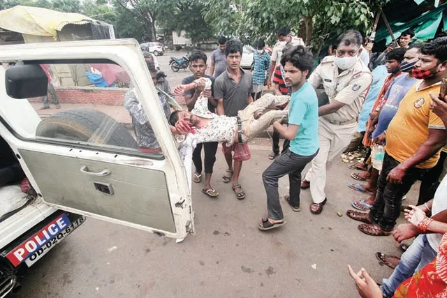 ନିଶା କାରବାରକୁ ନେଇ ଗୋଷ୍ଠୀ ସଂଘର୍ଷ: ଗୋଡ଼ାଇ ଗୋଡ଼ାଇ ପିଟିଲେ; ୩ ଗୁରୁତର