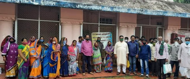 ଉପଜିଲ୍ଲାପାଳଙ୍କ କାର୍ଯ୍ୟାଳୟ ସମ୍ମୁଖରେ ଧାରଣା