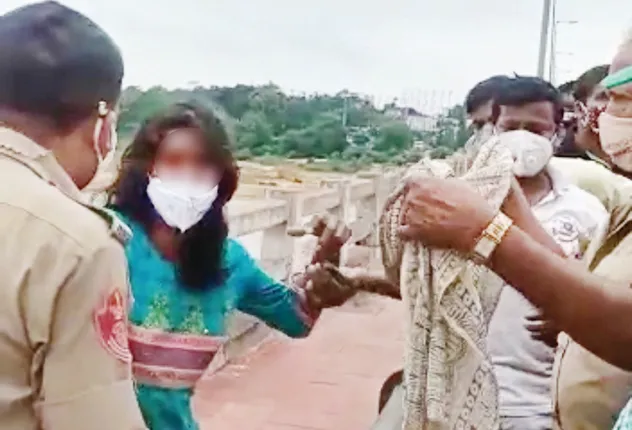 କୁଆଖାଇ ପୋଲରୁ ଡେଇଁ ଯୁବତୀଙ୍କ ଆତ୍ମହତ୍ୟା ଉଦ୍ୟମ: ପୁଲିସ ଶୁଣିଲାନି... ମୋତେ ଛାଡ଼, ମୁଁ ମରିବି