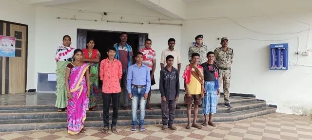 ୩ ମହିଳା କ୍ୟାଡ଼ରଙ୍କ ସମେତ ୧୧ ନକ୍ସଲଙ୍କ ଆତ୍ମସମର୍ପଣ