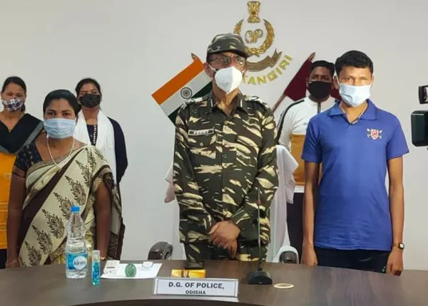 ଲାଲଗଡରେ ପୁଲିସ ଡିଜି; ବିଏସଏଫ ଏବଂ ପୁଲିସ ସହ ରୁଦ୍ଧଦ୍ବାର ବୈଠକରେ ମାଓ ଦମନ ସମୀକ୍ଷା