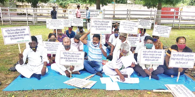 ନୟାଗଡ଼ ଭାପୁର ବ୍ଲକ ଅଧ୍ୟକ୍ଷାଙ୍କୁ ନ୍ୟାୟ ଦାବି ଜୋର୍‌ ଧରିଲା: ପିଏମ୍‌ଜିରେ ଧାରଣା ଦେଲା ରାଷ୍ଟ୍ରୀୟ ଦଳିତ ମହାସଂଘ