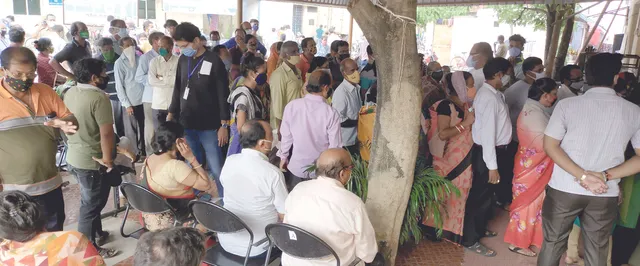 ଟିକାକୁ ନେଇ ପୁଲିସ-ଜନତା ମୁହାଁମୁହିଁ; ଦୈନିକ ବଦଳୁଛି ନିୟମ: ଦିନେ ଅଫ୍‌ଲାଇନ୍‌ ତ ଦିନେ ଅନ୍‌ଲାଇନ୍‌