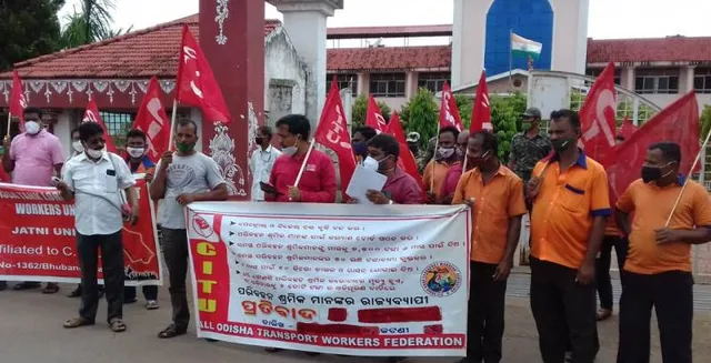 ପରିବହନ ଶ୍ରମିକଙ୍କ ସମସ୍ୟା ନେଇ ବିକ୍ଷୋଭ ଓ ଦାବିପତ୍ର ପ୍ରଦାନ