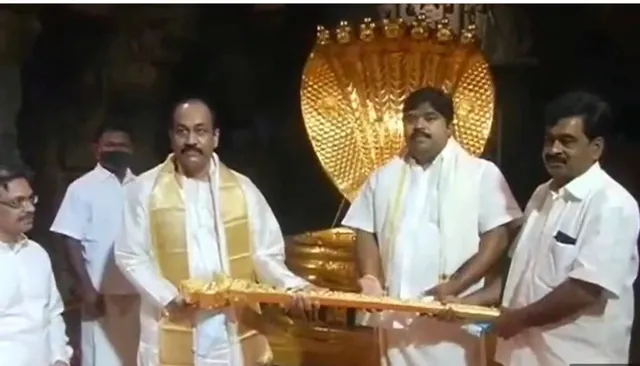 ତିରୁପତି ବାଲାଜୀ ମନ୍ଦିରରେ ଦମ୍ପତ୍ତି ଅର୍ପଣ କଲେ ୬.୫କିଲୋର ସୁନା ଖଣ୍ଡା