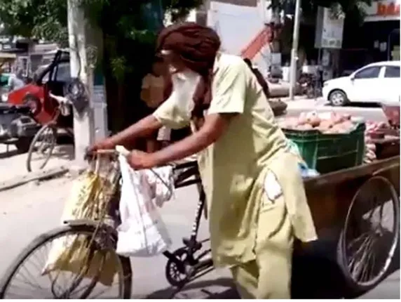 ଅନାଥ ନାତି-ନାତୁଣୀଙ୍କୁ ପାଳିବା ପାଇଁ ୧୦୦ବର୍ଷ ବୟସରେ ରିକ୍ସାରେ ବୁଲିବୁଲି ପରିବା‌ ବିକ୍ରି କରୁଛନ୍ତି ବୃଦ୍ଧ