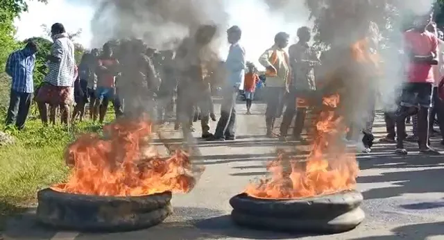 କୋକସରା: ଟ୍ରକ ଚାପାରେ ଜଣେ ମୃତ, ୨ ଗୁରୁତର; ରାସ୍ତା ଅବରୋଧ କଲେ ସ୍ଥାନୀୟ ଲୋକେ