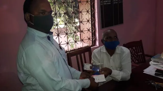 ପାଇଥିବା ମନିପର୍ସ ସରପଞ୍ଚଙ୍କ ଜିମା ଦେଲେ ପିଅନ