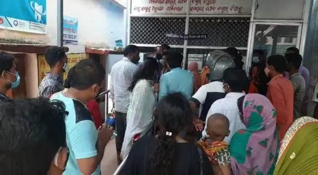 ମେଡିକାଲର ଟିକଟ କାଉଣ୍ଟର କର୍ମଚା‌ରୀଙ୍କ ଦୁର୍ବବ୍ୟହାରକୁ ନେଇ ଉତ୍ତେଜନା