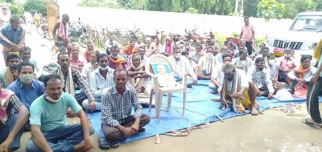 ପ୍ରତିଶ୍ରୁତି ଦେଇ ଓହରି ଯିବାରୁ ଉତ୍ତ୍ୟକ୍ତ ଚାଷୀଙ୍କ ବିକ୍ଷୋଭ