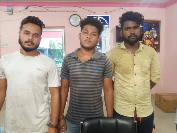 ୩ ରାଜପଥ ଲୁଟେରା ଗିରଫ, ବନ୍ଧୁକ ଜବତ