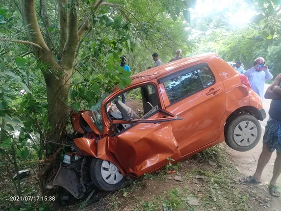 ଗଛରେ ପିଟିହେଲା ଇଫକୋ ଅଧିକାରୀଙ୍କ କାର, ୨ ମୃତ, ୨ ଗୁରୁତର