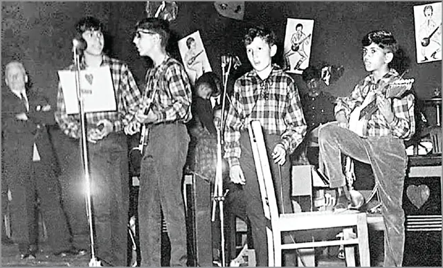 ଆନନ୍ଦ ମହିନ୍ଦ୍ରା ସ୍କୁଲ ଦିନର ଛବି ସେୟାର କଲେ