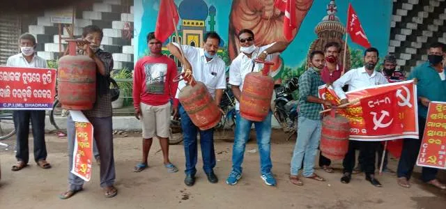 ଭଦ୍ରକରେ ସିପିଆଇ ପକ୍ଷରୁ ପେଟ୍ରୋଲ, ଡିଜେଲ ଦର ବୃଦ୍ଧି ପ୍ରତିବାଦରେ ବିକ୍ଷୋଭ