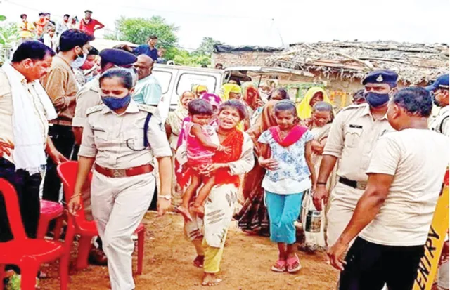 ନାବାଳିକାକୁ ଉଦ୍ଧାର କରିବାକୁ ଯାଇ କୂଅରେ ଖସିପଡ଼ିଲେ ୩୦ ଜଣ, ୫ ମୃତ