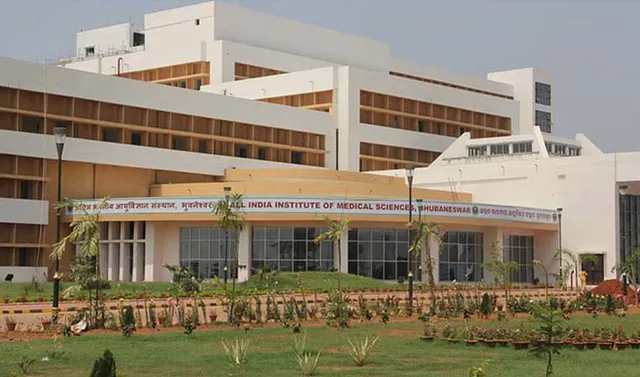 ଏମ୍ସ ନିର୍ଦେଶକଙ୍କ କାର୍ଯ୍ୟାଳୟ ସମ୍ମୁଖରେ ସଫେଇ କର୍ମଚାରୀଙ୍କ ଧାରଣା