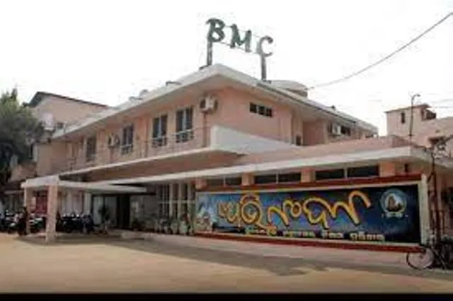 ମୁଣ୍ଡବିନ୍ଧା ବଢ଼ାଉଛି ବେଆଇନ ପାର୍କିଂ