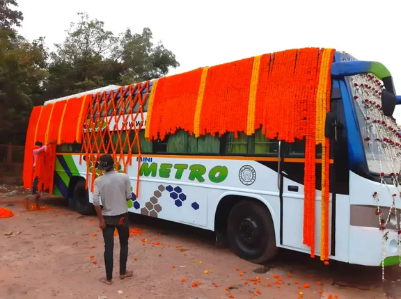 ହଟିଲା କଟକଣା: ଗଡିଲା ନାଇଟ୍‌ ଏକ୍ସପ୍ରେସ୍‌ ବସ୍‌