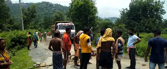 ଷ୍ଟୋନ୍‌ କ୍ରସରରୁ ମାଲ ପରିବହନକୁ ନେଇ ଉତ୍ତେଜନା, ପ୍ରତିବାଦରେ ରାସ୍ତା ଖୋଳି ଗାଡ଼ି ମଟର ବନ୍ଦ କଲେ ମହିଳା