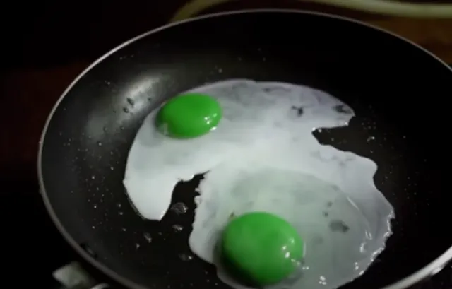 ସବୁଜ ରଙ୍ଗର ଅଣ୍ଡା କେଶର କେବେ ଦେଖିଛନ୍ତି କି ? ଭାରତର ଏହିସ୍ଥାନରେ କୁକୁଡ଼ା ଦିଅନ୍ତି ଏଭଳି ଅଣ୍ଡା