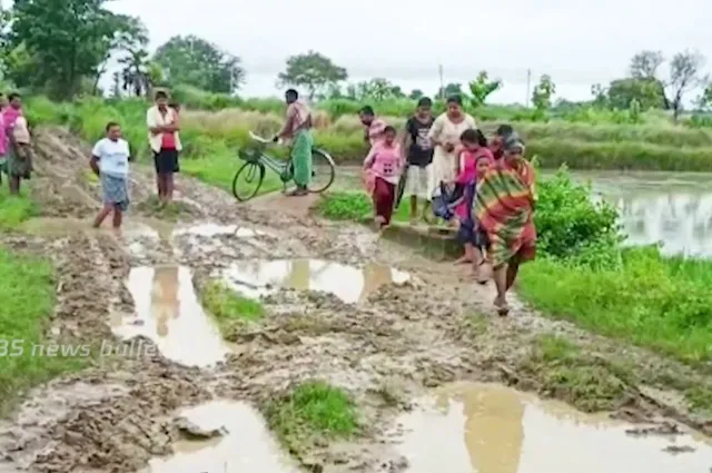 ରାସ୍ତା ଶୋଚନୀୟ, ଆଣ୍ଠୁଏ କାଦୁଅରେ ଯାଉଛନ୍ତି ଗ୍ରାମବାସୀ