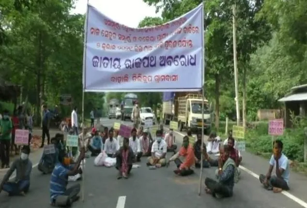 ପୋଲ ନିର୍ମାଣ ସମ୍ପୂର୍ଣ୍ଣ କରାଯିବା ଦାବିରେ ରାଜପଥ ଅବରୋଧ