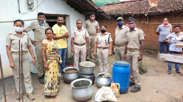 ୩୦ ଲିଟର ଦେଶୀ-ବିଦେଶୀ ମଦ ଜବତ, ୨ ଅଭିଯୁକ୍ତ ଗିରଫ