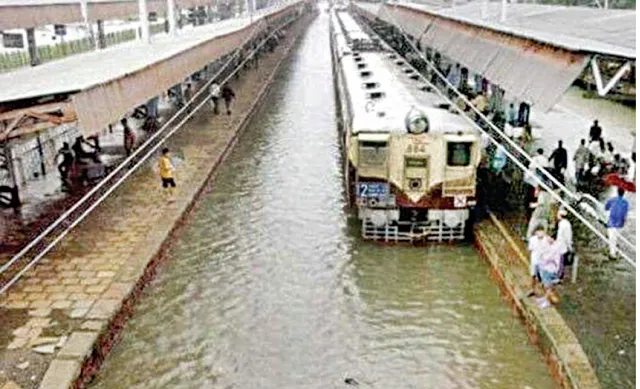 ମହାରାଷ୍ଟ୍ର‌ରେ ବର୍ଷା ବିପର୍ଯ୍ୟୟ: ଟ୍ରେନ୍‌ ସେବା ବାଧାପ୍ରାପ୍ତ, ଅଧାରେ ଅଟକିଛନ୍ତି ୬ ହଜାର ଯାତ୍ରୀ