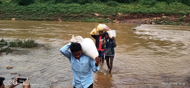 ପିଡ଼ିଏସ ଚାଉଳ ନେବା ପାଇଁ ବିପଦପୂର୍ଣ୍ଣ ଅବସ୍ଥାରେ ନାଳ ପାର ହେଉଛନ୍ତି ଲୋକେ