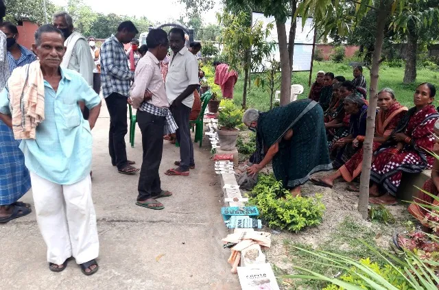 ସୁବର୍ଣ୍ଣପୁର: ଟିକା ପାଇଁ ପିଏଚ୍‌ସିରେ ରାତି ୨ଟାରୁ ଭିଡ଼, ଆଧାରକାର୍ଡ ରଖି ଲାଇନ୍‌ ଲଗାଉଛନ୍ତି ଲୋକେ