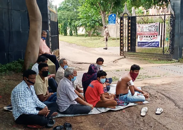 ଯୁବକଙ୍କୁ ଆକ୍ରମଣ ଘଟଣା: ନ୍ୟାୟ ପାଇଁ ଏସ୍‌ପିଙ୍କ କାର୍ଯ୍ୟାଳୟ ଆଗରେ ଧାରଣା