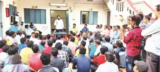 ଇମାମି ପେପର ମିଲ୍‌ରେ ଉନ୍ମତ୍ତ କାଣ୍ଡ: ଛଟେଇ କର୍ମଚାରୀଙ୍କ ଭୁଜାଲି ଚୋଟରେ ୪ ଗୁରୁତର