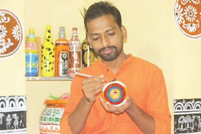 କରୋନା ବେଳେ ପୁନର୍ଜୀବିତି ହେଲା କଳା: ୟୁ-ଟ୍ୟୁବ୍ ଦେଖି ମନୋଜ ପାଲଟି ଗଲେ ଚିତ୍ରଶିଳ୍ପୀ