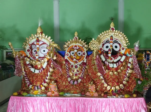 ଭୁବନେଶ୍ୱର: ଇସ୍କନ ମନ୍ଦିରରେ ମହାପ୍ରଭୁଙ୍କ ସୁନାବେଶ । (ଫଟୋ: ବିଭୂତି)