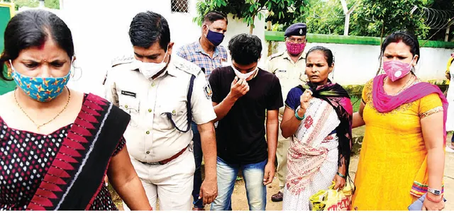 ଛାତ୍ରଙ୍କ ଅଫ୍‌ଲାଇନ୍‌ ପରୀକ୍ଷାରୁ ବଞ୍ଚିତ ମାମଲା: ମନ୍ତ୍ରୀଙ୍କ ଦୁଆରେ ମା’ ଓ ପୁଅଙ୍କ ଆତ୍ମହତ୍ୟା ଉଦ୍ୟମ