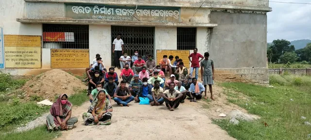 ପଞ୍ଚାୟତ ଅଫିସ୍‌ ଆଗରେ ଧାରଣା ଦେଲେ ଗ୍ରାମବାସୀ