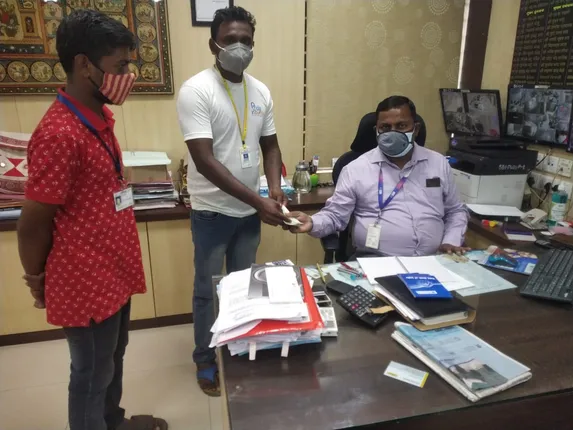 ମହାନତା ଦେଖାଇଲେ ସଫେଇ କର୍ମଚାରୀ, ପାଇଥିବା ୧୦ହଜାର ଟଙ୍କାକୁ ସୁରକ୍ଷିତ ଭାବେ ଫେରାଇ ଦେଲେ