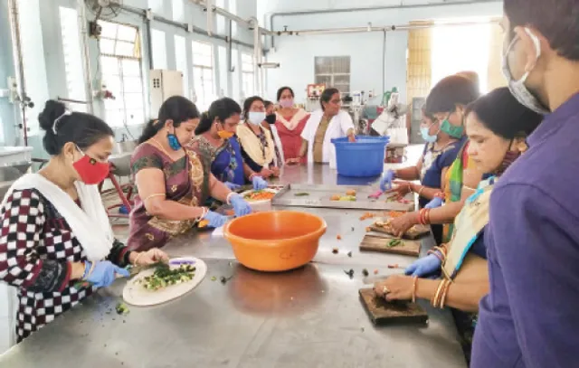 ଆହାର କେନ୍ଦ୍ରକୁ ଆଚାର ଯୋଗାଇ‌ବେ ତିନି ଏସ୍‌ଏଚ୍‌ଜି