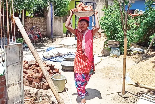 ପାଠ ପାଇଁ ମୂଲ ଲାଗୁଛନ୍ତି ମେଧାବୀ ଛାତ୍ରୀ